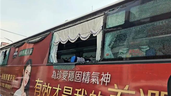 基隆市龙安街路辐狭窄，23日上午却发生客运误闯，客运侧面的车窗撞上路边店家的雨遮受损，最终只能倒车脱困。（张志康摄）