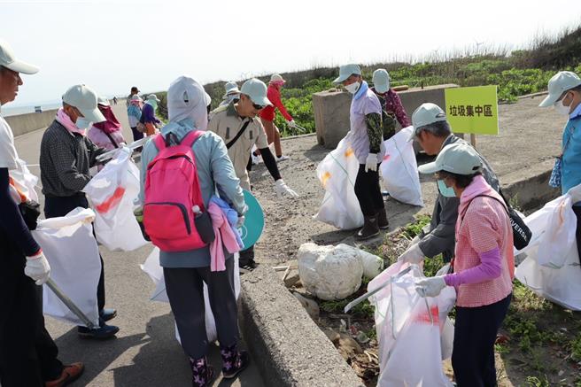 林保署新竹分署日前攜手苗栗縣後龍鎮外埔社區發展協會、海埔社區發展協會等，在苗栗縣後龍鎮1312號海岸保安林合辦淨灘活動。（林保署新竹分署提供／謝明俊苗栗傳真）
