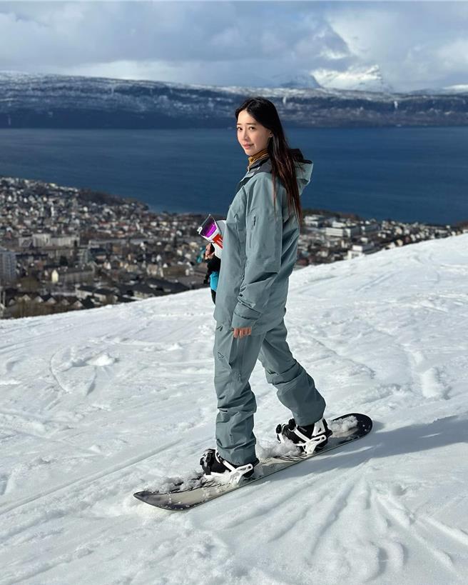 王心恬挑战较困难的滑雪技巧。（凯渥提供）