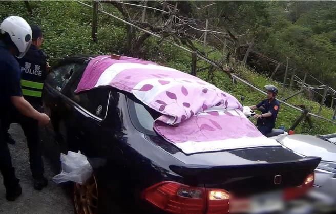 嫌犯使用棉被覆盖车辆，企图掩人耳目。（警方提供）