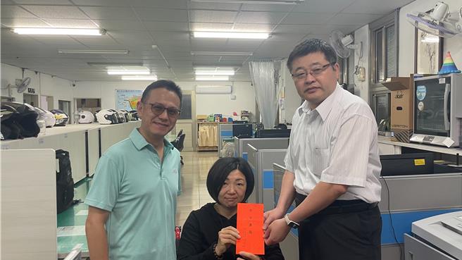 吴姓女警遭偷车贼拖行数公尺，造成手脚擦挫伤、肩拉伤等，获赠慰问金。（警方提供）