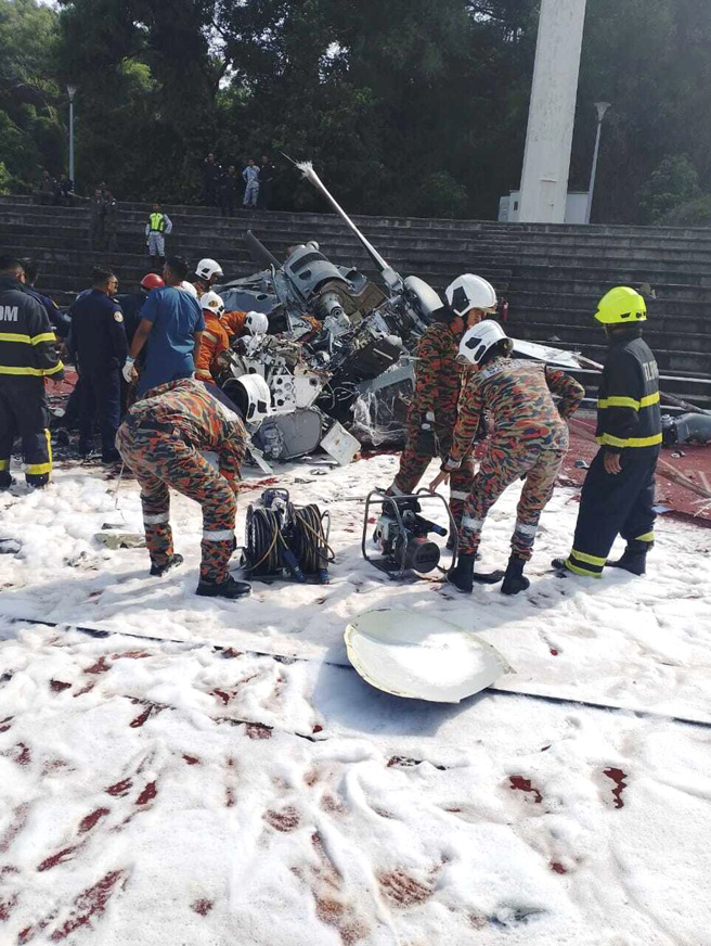 图为其中一架坠毁直升机。（图／美联社、马来西亚通讯部提供）