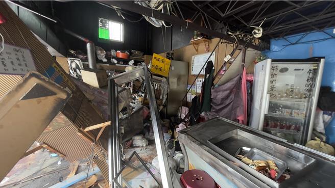 麵攤被撞得面目全非。（讀者提供／曹婷婷台南傳真）