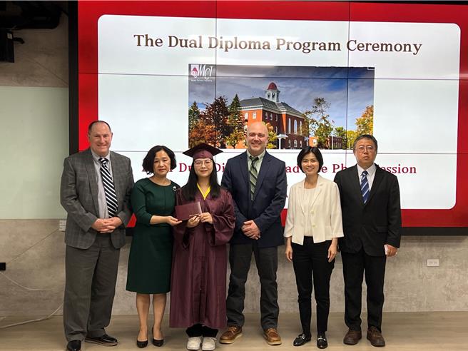 建台高中首位参与双联学制毕业生刘昕而参加毕业拨穗仪式。（苗栗县政府提供／李京升苗栗传真）