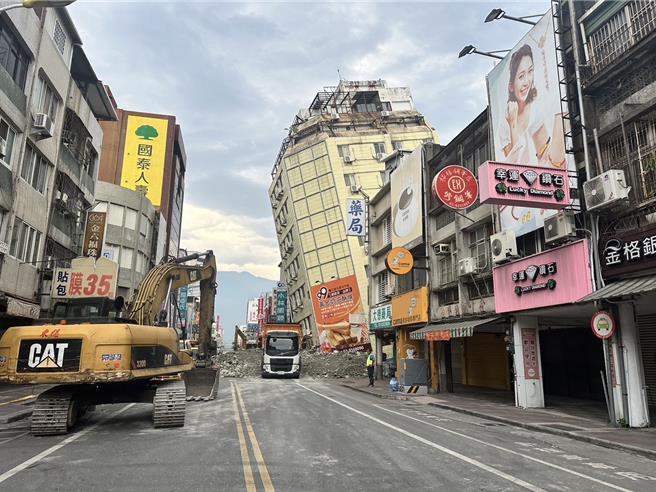 花莲市金三角商圈的富凯大饭店，受今天凌晨2时26分芮氏规模6.0强震剧烈摇晃影响，倾斜倒塌。（罗亦晽摄）