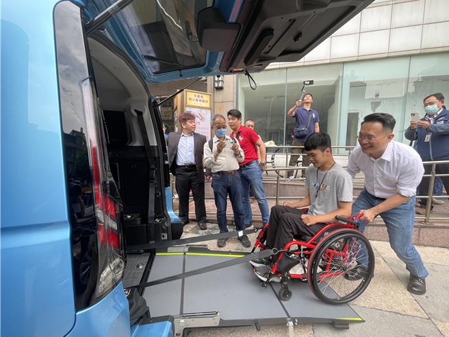 台湾无障碍股份有限汽车公司成立，提供身障者、银髮族交通服务。(吕筱蝉摄)