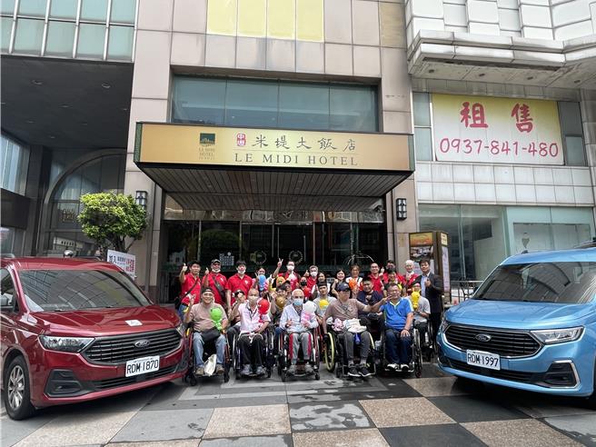 台湾无障碍股份有限汽车公司成立，提供身障者、银髮族交通服务。(吕筱蝉摄)