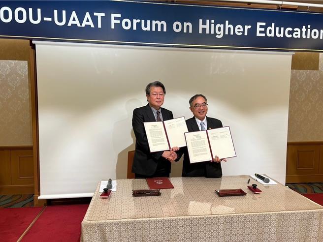 九州大学校长石桥达朗（左）与台湾大学校长陈文章合影。（教育部提供）