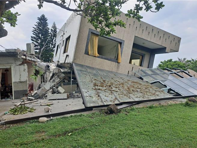 花莲从昨天傍晚至今，陆续发生大小有感余震，震央多在寿丰乡及花莲近海，寿丰乡靠海的盐寮村有民宿因此倒塌。（民眾提供／罗亦晽花莲传真）