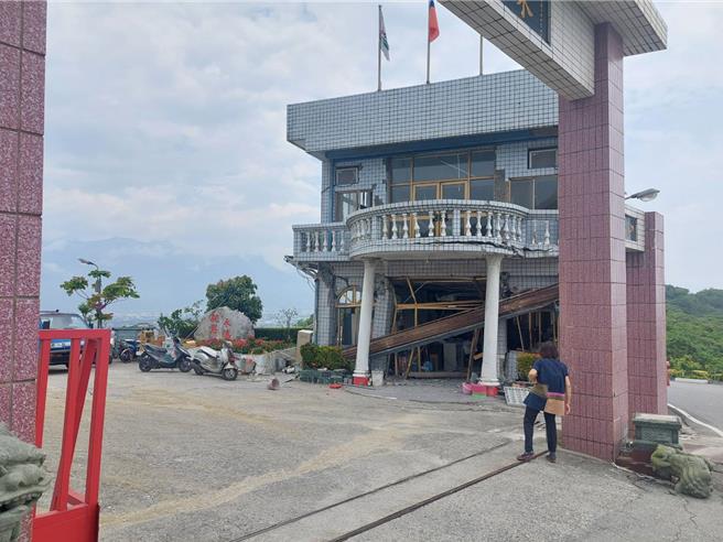 花莲从昨天傍晚至今，陆续发生大小有感余震，震央多在寿丰乡，乡内私人墓园东山安乐园旧办公厅舍结构受损严重。（民眾提供／罗亦晽花莲传真）