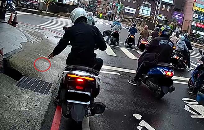 基隆市政府去年推动「乾净家园」政策，鼓励民眾检举乱丢垃圾，有超过3千人次因为乱丢菸蒂遭开罚。（基隆市政府提供／张志康基隆传真）