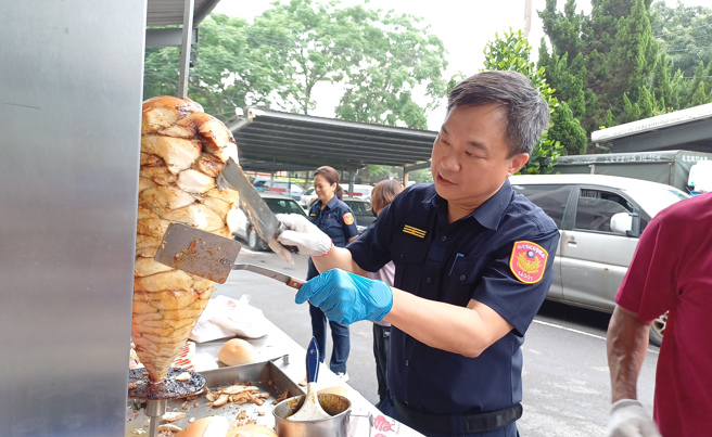 分局长彭正中亲自下场化身大厨「操刀」。( 警方提供 )