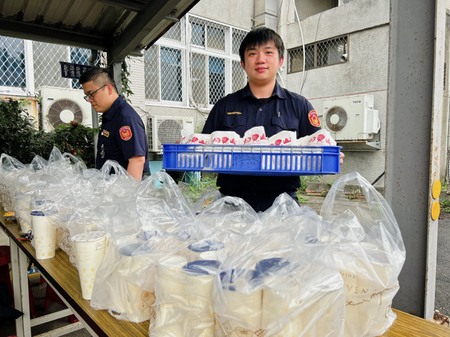 业者现场制作300多份焦香四溢的沙威玛及清凉手摇饮。( 警方提供 )