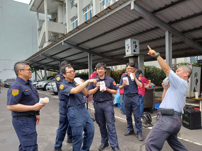 同仁们吃饱喝好，脸上满溢着幸福笑容。( 警方提供 )