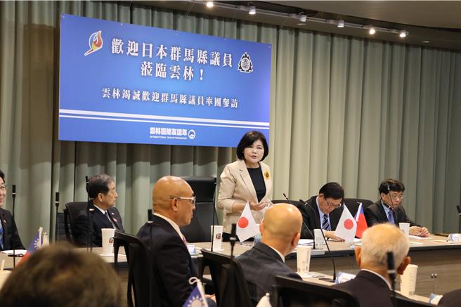 今（23日）早上8点云林县长张丽善（致词者）在县府水情中心接待时，又发生震度不小的余震，她安慰日本议员们云林县的板块很稳固「大丈夫」（没问题）。（周丽兰摄）