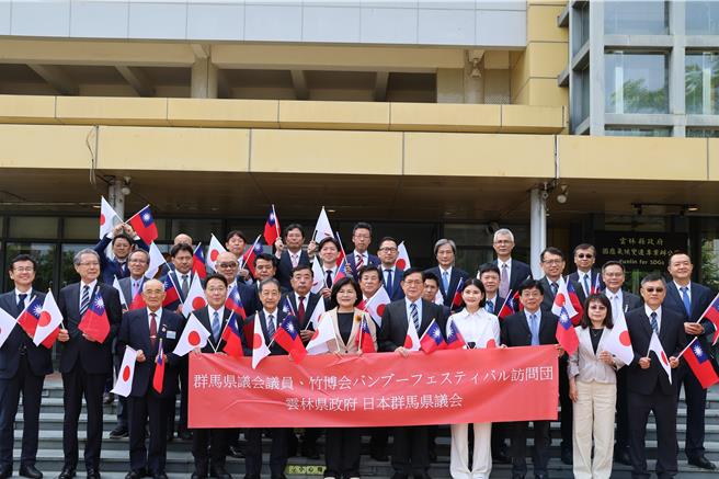 台湾从昨晚开始地震不断，日本群马县议员18人正受邀到云林参访，刚好遇到台湾接连地震。（周丽兰摄）