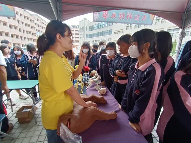 参展单位教导学生如何急救毛小孩。（陈淑娥摄）