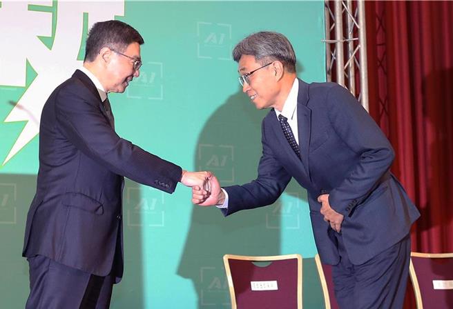 新任內閣人事第5場發布會23日舉行，準行政院長卓榮泰（左起）與準農業部長陳駿季握手致意。（范揚光攝）