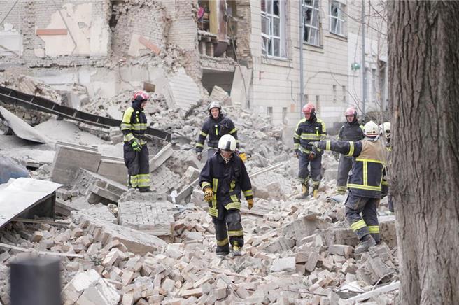 《华尔街日报》引述知情人士透露，美国政府正在起草制裁方案，试图切断部分中国的银行与全球金融系统的联繫，除了希望为布林肯访中提供筹码，更盼能够迫使北京停止对俄罗斯军事生产的商业支持。（摘自新华社）