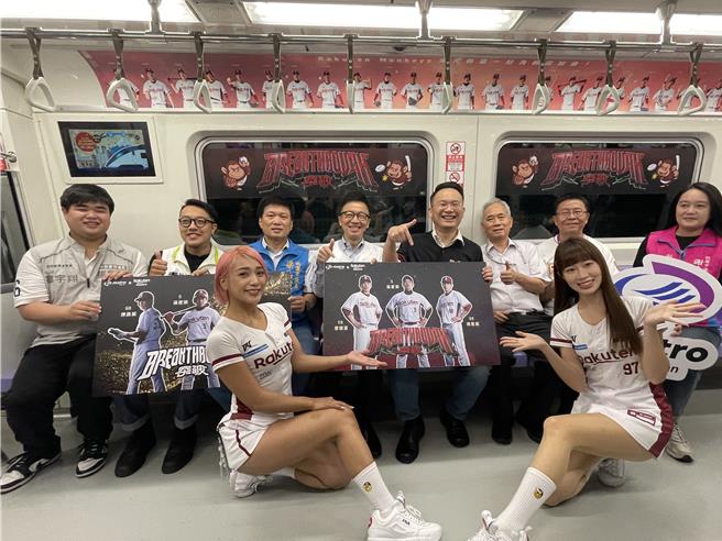 樂天桃猿主場回歸，桃捷2024挺猿彩繪列車亮相。（呂筱蟬攝）