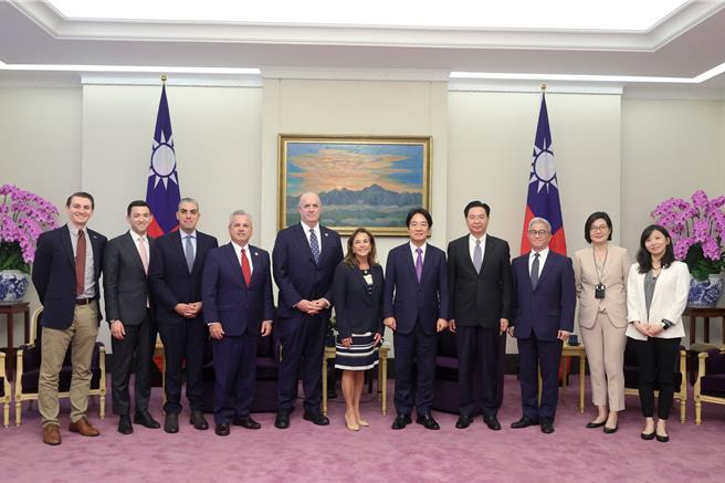 副总统赖清德今天（23日）接见美国眾议院跨党派访问团，感谢美国国会近期以具体立法行动落实美国对臺湾的安全承诺，他非常期待国会能及早完成「美台快速减免双重课税法案」。（总统府提供）