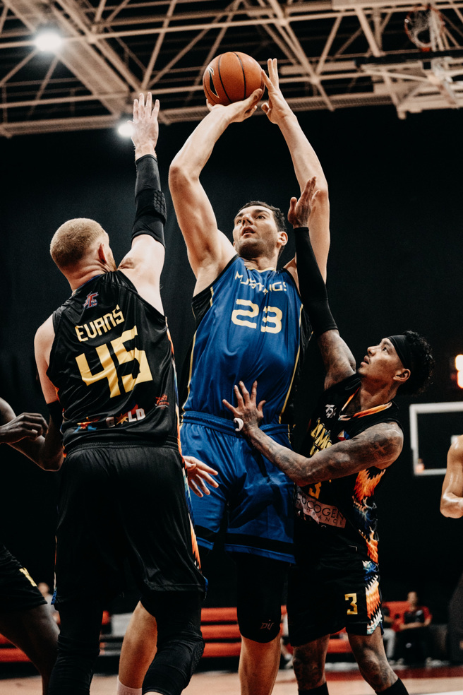 德古拉（中）是台湾野马队在TAT首站晋级4强的助力之一。（台湾野马队提供）