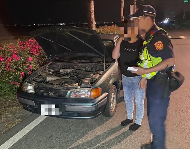 女子深夜在荒郊野外汽车抛锚，受困两小时，躺在车内一度引起警方误会，幸好平安无事。（警方提供／罗琦文屏东传真）