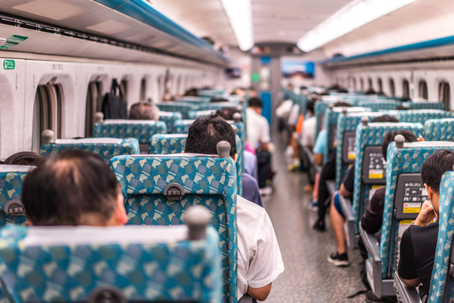 一名女子買高鐵對號座票，覺得乘車品質變差。 （示意圖，shutterstock／達志）
