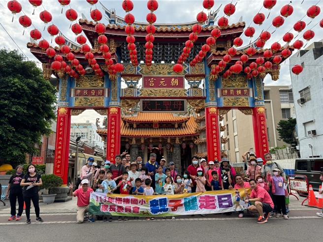 梧棲國小辦理親子社區走讀，500多位親子踏上健康知性探索之旅。（梧棲國小提供）
