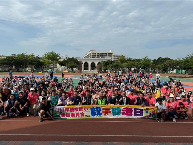 梧棲國小辦理親子社區走讀，500多位親子踏上健康知性探索之旅。（梧棲國小提供）