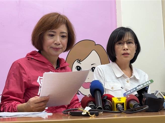 台中1行13人旅行團欲取消原訂6月前往以色列的遊程，遭旅行業者拒絕取消退費，立委何欣純（左）23日邀集受害民眾與光署旅行業務組長湯文琦（右）等人到場協調。（潘虹恩攝）