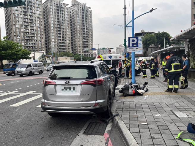 芦洲中正路、三民路口今中午发生一起严重车祸。( 叶庭欣/翻摄 )