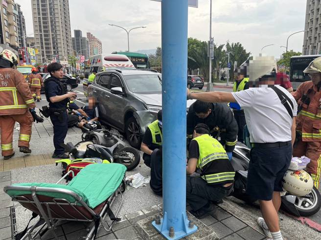 芦洲中正路、三民路口今中午发生一起严重车祸。( 叶庭欣/翻摄 )