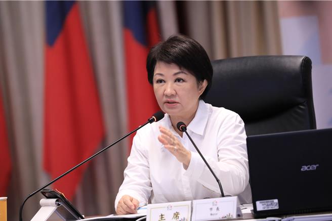台中市长卢秀燕23日在市政会议中宣布，台中市人口已突破285万人，根据内政部统计，23日人口已达285万23人。（陈淑芬摄）