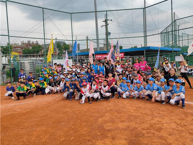 副县长邓桂菊与眾人合影留念。（苗栗县政府提供／李京升苗栗传真）