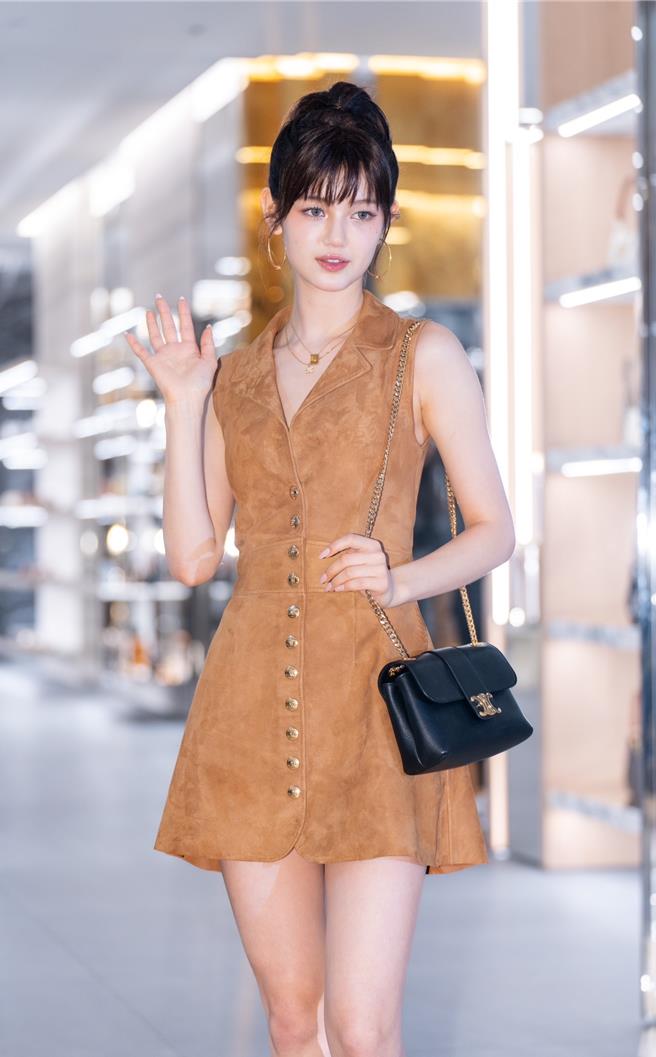 Danielle精緻的臉蛋與無可挑剔的身材，展演CELINE這樣仙氣感爆棚的品牌正適合。(吳松翰攝)