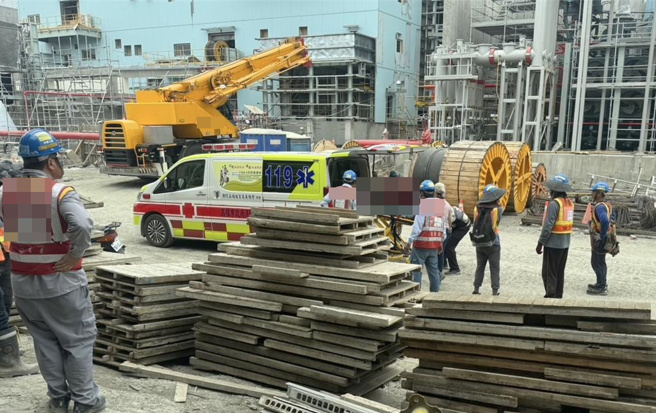 高雄市永安区一间废水厂23日上午11时58分发生一起工安意外，一名女工人在做板模工程时疑似踩空，从高空坠落地面，送医不治。（翻摄照片／林瑞益高雄传真）