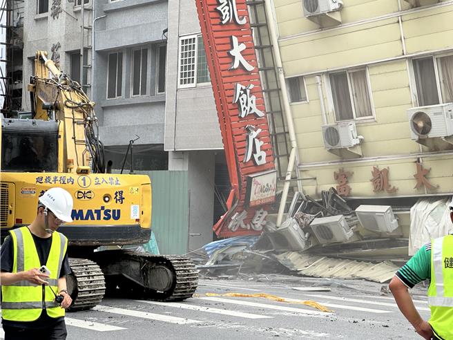 花莲昨晚到今天密集地震，有人忧虑米崙断层活跃，恐有强震来袭，不过专家研判仍是0403余震。图为富凯大饭店不敌强震倾倒，正拆除中。（王志伟摄）