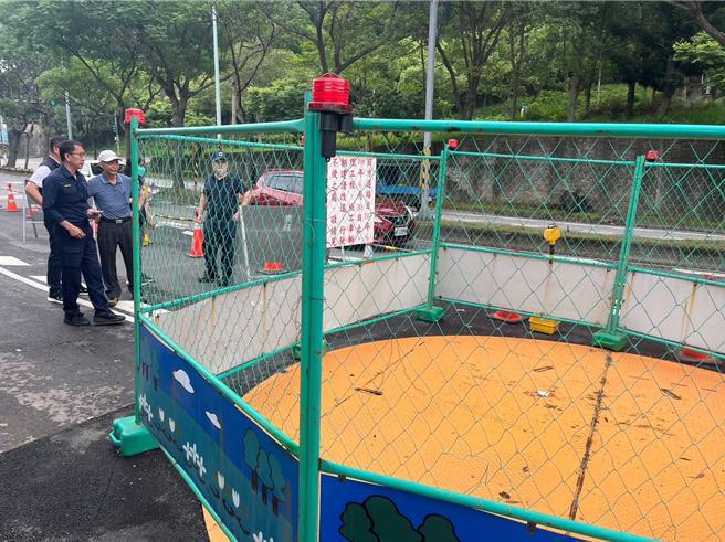 內政部土地重劃處在龜山施作的汙水下水道工程，16日釀女騎士摔車亡，龜山議員要求水務局借鏡。（李宗豪提供／蔡依珍桃園傳真）