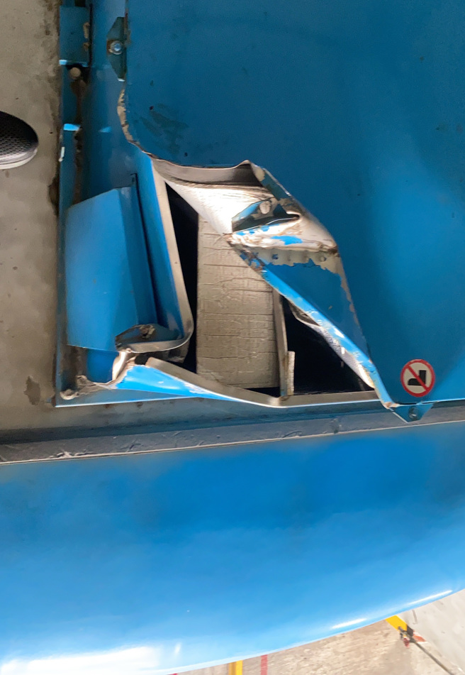 4月20日桃机外包清洁公司进行高空清洗作业时，刮伤航厦间接驳列车（PMS）车顶空调机，机场公司发布新闻稿表示，事发当时立即停止作业，且事件无人员受伤，也未影响旅客服务。（机场公司提供）