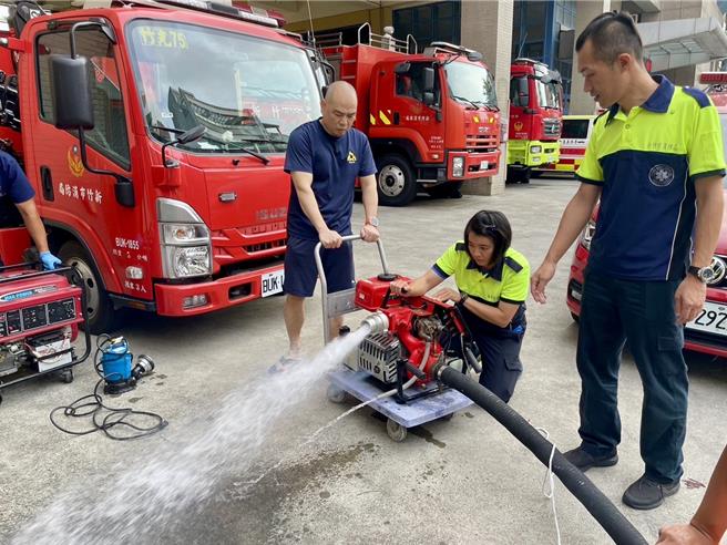 为严防锋面挟带强降雨，新竹市灾害应变中心强化3级开设，消防局已完成各项抽水机、防汛器材整备工作。（新竹市消防局提供／陈育贤新竹传真）