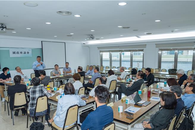 民眾党主席柯文哲于日前召开选后第一场国政顾问座谈，除再次感谢国政顾问团在2024大选期间，对国家大政方针与总统政见的协助外，并介绍新成立的「中央政策会」执行长将由在柯市府担任秘书的郭威瑶接任。（新故乡智库协会提供／杨亚璇台北传真）