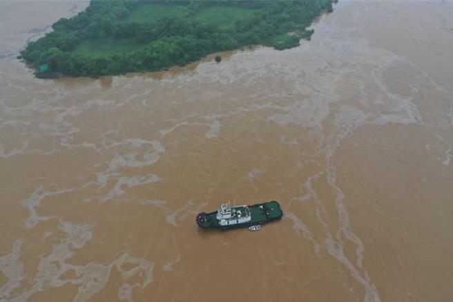 廣東佛山九江大橋邊沉船4失聯初步原因公布：洪水導致船員操作失當。圖為救援現場。（南方＋用戶端）
