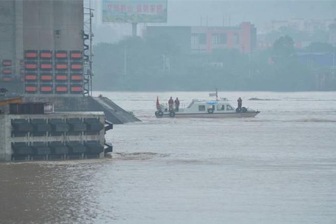 廣東佛山九江大橋邊沉船4失聯初步原因公布：洪水導致船員操作失當。圖為救援現場。（南方＋用戶端）
