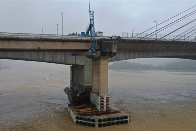 廣東佛山九江大橋邊沉船4失聯初步原因公布：洪水導致船員操作失當。圖為救援現場。（南方＋用戶端）