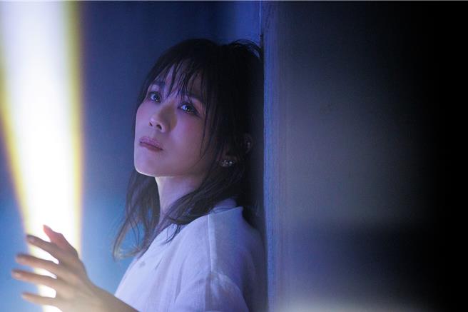 蔡健雅推出新歌〈芬兰距离〉。(亚神音乐提供)