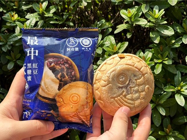 7-11独家贩售阿奇侬X蜷尾家「最中红豆黑糖蜜厥饼」，49元。（7-11提供／朱世凯台北传真）