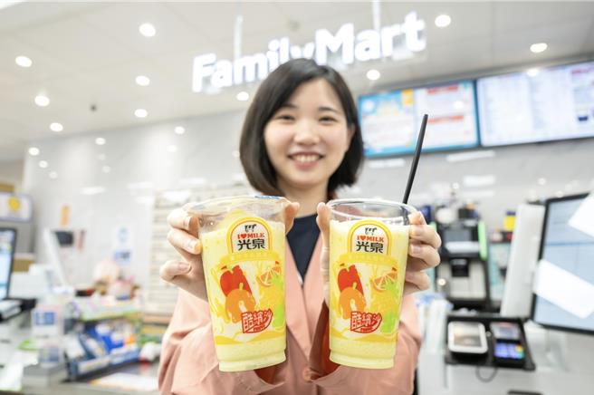 全家「光泉果汁牛乳酷缤沙」65元，5月14日前会员尝鲜价59元。（全家提供／朱世凯台北传真）