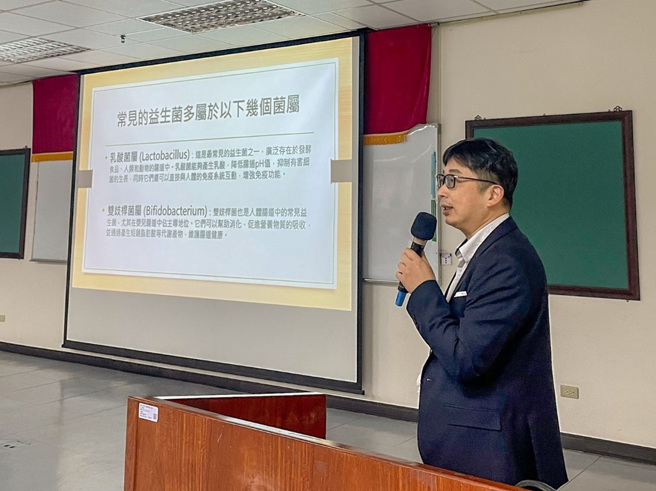 林旸朝医师南下高雄，与70多位药师分享关于「肠脑轴」知识。（图／太阳星提供）