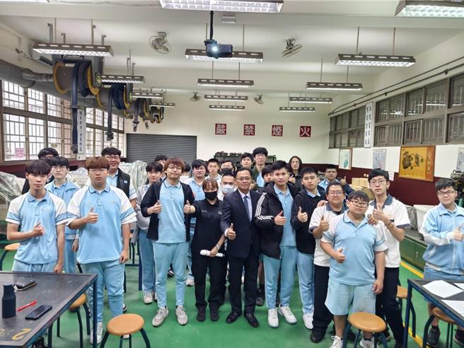 汽车技职类因汽车人才短缺严重，光復中学汽车科今年的校园徵才活动，吸引竹苗18家各大车厂前来徵才。（陈育贤摄）